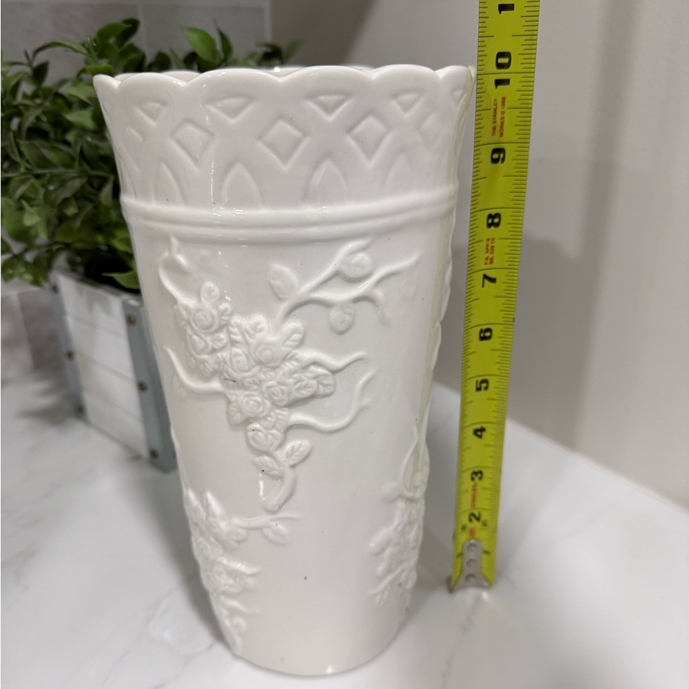 💙2 for $12 Stunning flower vase floral embossed ceramic ivory - Picture 6 of 8
